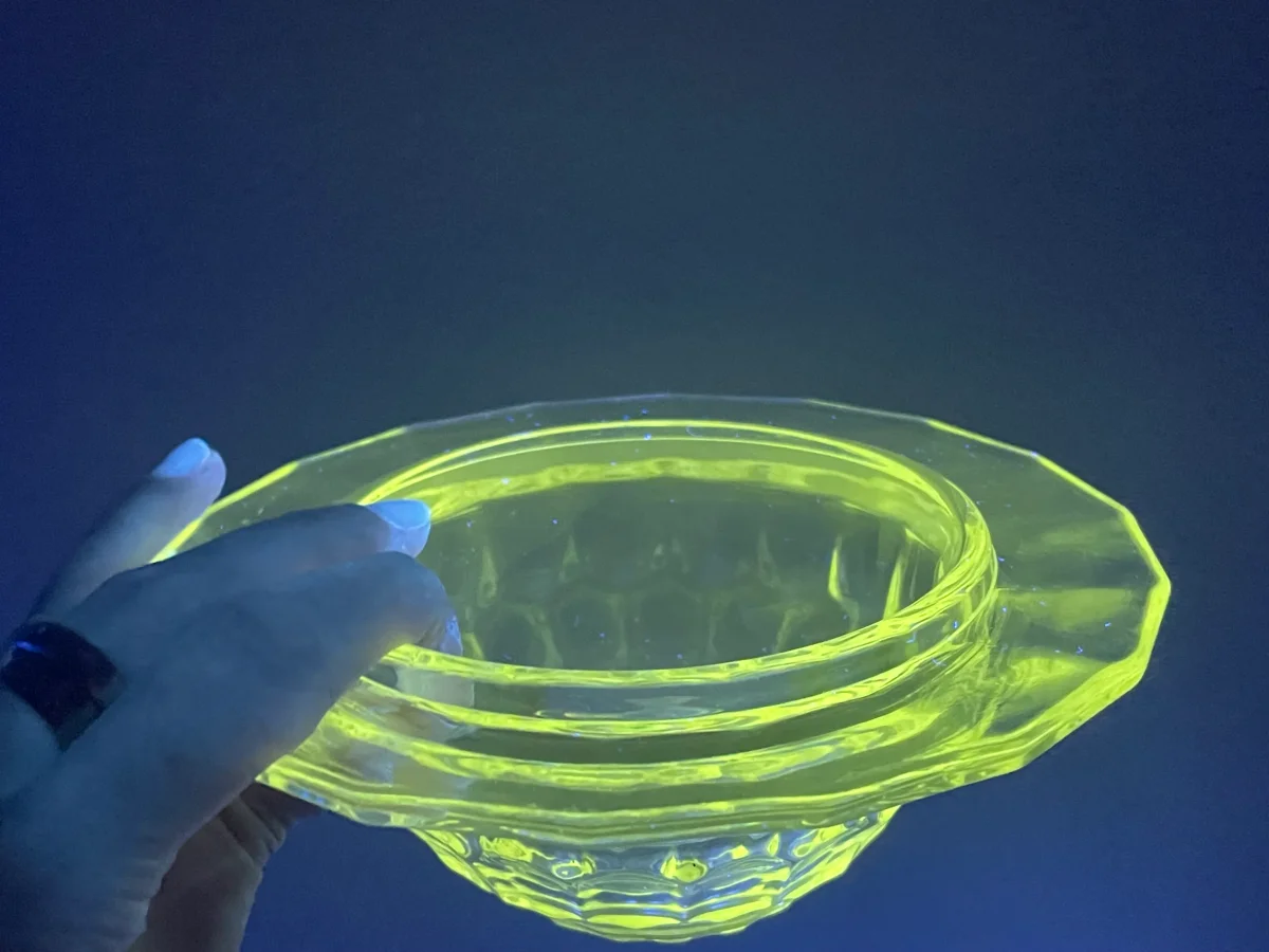 Ciotola porta burro con bordo cesellato, vetro al manganese, primo ‘900 - immagine 4